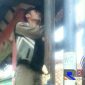 Anggota Satpol PP mencoba menurunkan APK yang berada di tiang tiang listrik di pinggir jalan.