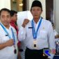 Kepala Desa Moktasareh (H. Moh. Fadol) pose bersama Camat Kedungdung usai menerima medali atas penghargaan desanya dinobatkan sebagai  