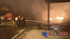 Tim pemadam kebakaran saat memadamkan api yang melalap habis gudang kayu dan rumah makan di Jl . Raya Sejati, Sampang.