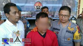 Tersangka ID, dimintai keterangan oleh awak media saat pers release di Mapolres Sampang.