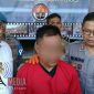 Tersangka ID, dimintai keterangan oleh awak media saat pers release di Mapolres Sampang.