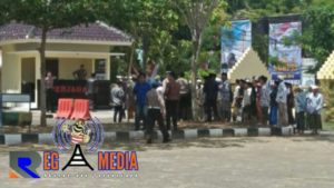 Kawal Kasus Penembakan Subaidi, Puluhan Massa Datangi Mapolres Sampang