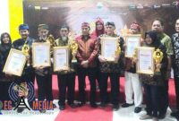 Pose bersama Wakil Walikota Cimahi (Ngatiana) dengan para seniman yang mendapatkan penghargaan 