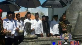 Sekdakab Sampang Phutut Budi Santoso ziarah ke makam Rato Ebu didampingi beberapa pejabat Pemkab Sampang.