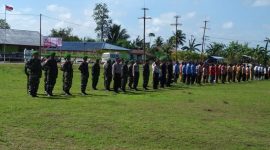 Warga Merauke saat mengikuti gelar upacara peringatan Hari Pahlawan.