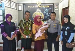 Kapolsek Torjun Serahkan Bayi Yang Ditemukan Di Pacanggaan Kepada PTPPPA Dinsos Sampang