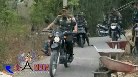Dengan mengemdarai motor trail, Danrem 084/Bhaskara Jaya, Kolonel Inf Sudaryanto, tinjau langsung sasaran fisik TMMD. 