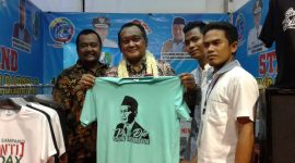 Bupati Sampang H. Jonathan Judianto saat menunjukkan kaos bertuliskan 