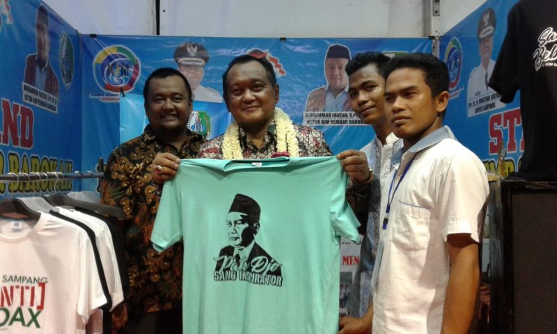 Bupati Sampang H. Jonathan Judianto saat menunjukkan kaos bertuliskan 