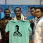 Bupati Sampang H. Jonathan Judianto saat menunjukkan kaos bertuliskan 