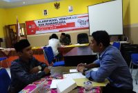 Komisioner KPUD Sampang saat melakukan verifikasi terhadap calon PPK penambahan di Aula KPU Sampang pada Kamis (15/11/18)