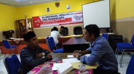 Komisioner KPUD Sampang saat melakukan verifikasi terhadap calon PPK penambahan di Aula KPU Sampang pada Kamis (15/11/18)