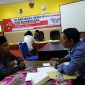 Komisioner KPUD Sampang saat melakukan verifikasi terhadap calon PPK penambahan di Aula KPU Sampang pada Kamis (15/11/18)
