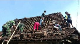 Beberapa personil TNI saat membantu dirumah warga