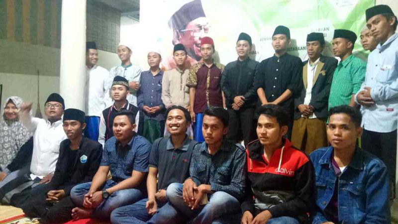 Gusdurian Bangkalan saat foto bersama usai kajian di laksanakan.