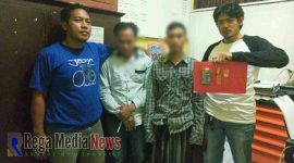 Petugas kepolisian bersama kedua tersangka saat menunjukkan barang bukti di Mapolres Bangkalan.