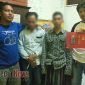 Petugas kepolisian bersama kedua tersangka saat menunjukkan barang bukti di Mapolres Bangkalan.