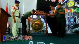 Dandim 0829 Bangkalan Letkol Arm Dodot Sugeng Hariadi saat membuka lomba di tandai dengan pemukulan beduk