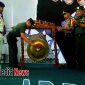Dandim 0829 Bangkalan Letkol Arm Dodot Sugeng Hariadi saat membuka lomba di tandai dengan pemukulan beduk