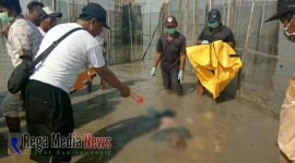 Petugas kepolisian saat mengevakuasi mayat yang terkapar di pinggir pantai Desa Dakiring kecamatan Socah