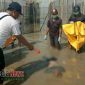 Petugas kepolisian saat mengevakuasi mayat yang terkapar di pinggir pantai Desa Dakiring kecamatan Socah