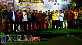 Kapolres Bangkalan AKBP Boby Pa'ludin Tambunan saat berpose bersama Ketua KPU dan Bawaslu serta perwakilan dari partai politik seusai deklarasi damai pileg dan pilpres 2019 dihalaman mapolres setempat.