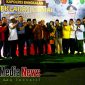 Kapolres Bangkalan AKBP Boby Pa'ludin Tambunan saat berpose bersama Ketua KPU dan Bawaslu serta perwakilan dari partai politik seusai deklarasi damai pileg dan pilpres 2019 dihalaman mapolres setempat.