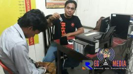 Petugas kepolisian menunjukkan barang bukti sabu Milik MR