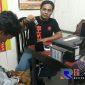 Petugas kepolisian menunjukkan barang bukti sabu Milik MR