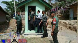 Komandan korem 084/Bj (Danrem), Kolonel inf Sudaryanto S.E saat melihat MCK hasil Satgas TMMD 