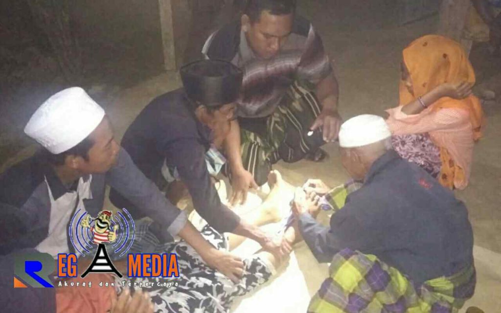 Prajurit Satgas TMMD Bantu Mengobati Warga Dari Gigitan Ular