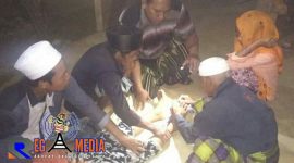 Prajurit Satgas TMMD saat membantu korban gigitan ular tengah diobati di rumah Abah Husein.