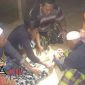 Prajurit Satgas TMMD saat membantu korban gigitan ular tengah diobati di rumah Abah Husein.