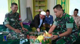 Pemotongan tumpeng oleh anggota Satgas TMMD di dampingi kepala Desa Durin Timur