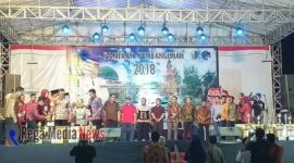 Sekda Sampang saat memberikan penghargaan kepada stand pemenang pameran pembangunan 2018.