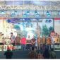 Sekda Sampang saat memberikan penghargaan kepada stand pemenang pameran pembangunan 2018.