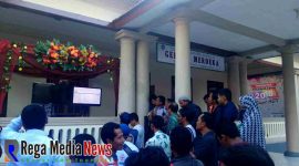 Keluarga peserta tes CPNS saat melihat hasil tes nya di halaman gudung merdeka Bangkalan