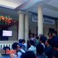 Keluarga peserta tes CPNS saat melihat hasil tes nya di halaman gudung merdeka Bangkalan