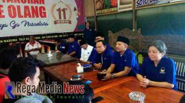 Ketua DPD Partai Nasdem Ra. Nasih bersama Ketua DPW Jaeneet saat ngobrol santai bersama wartawan Bangkalan