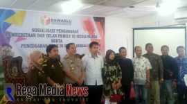 Bawaslu Bangkalan saat berpose bersama narasumber 
