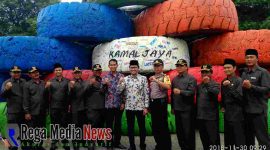 Kepala Camat Kamal dan beberapa kepala Desa Se-Kecamatan Kamal saat berpose bersama Bupati Bangkalan