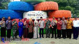 Bupati Bangkalan dan pejabat setempat pose di tumpukan Ban raksasa