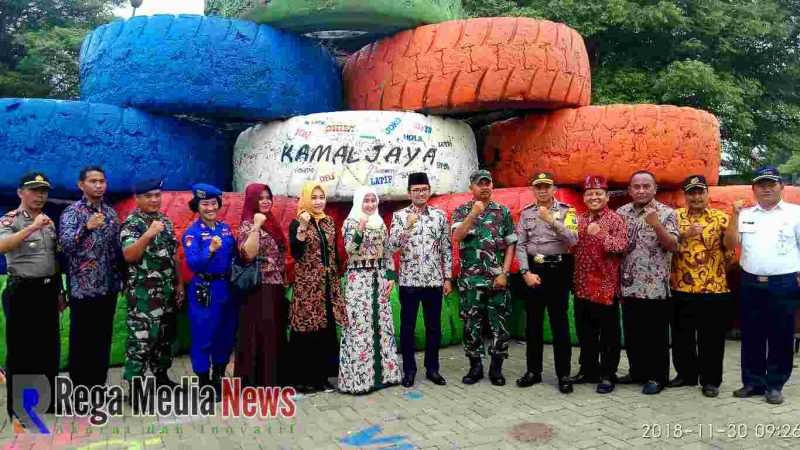 Bupati Bangkalan dan pejabat setempat pose di tumpukan Ban raksasa