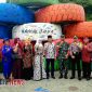 Bupati Bangkalan dan pejabat setempat pose di tumpukan Ban raksasa