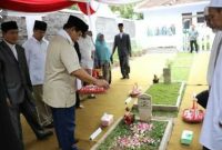 Prabowo Subianto saat menabur bunga dimakam pendiri ponpes Al Ishlah