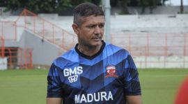Pelatih Madura United (Gomes De Oliviera).
