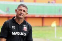 Pelatih Madura United (Gomes De Oliviera).