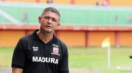 Pelatih Madura United (Gomes De Oliviera).