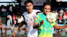 Pemain Madura United (Fahruddin) mencoba merebut bola dari pemain Madura FC.