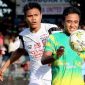 Pemain Madura United (Fahruddin) mencoba merebut bola dari pemain Madura FC.